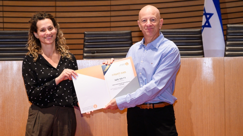 פרופ' רז ילינק מעניק את פרס טורונטו לד"ר תמר מקוב | צילום: דני מכליס