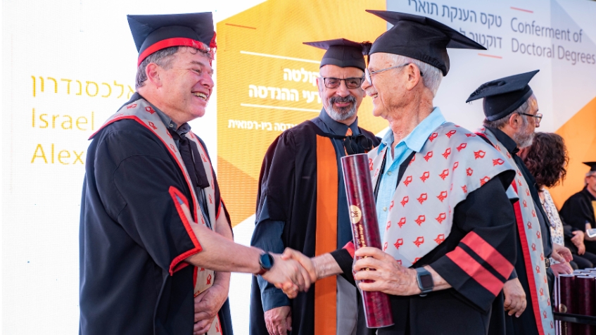 רקטור האוניברסיטה, פרופ' חיים היימס, מעניק את תואר הדוקטור לישראל אלכסנדרון | צילום: אמיל טבוסוב