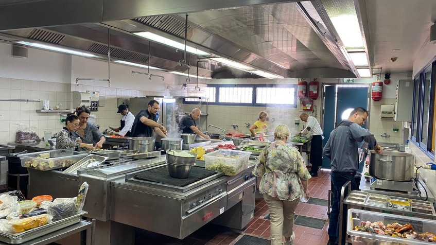 מתנדבים במטבח של קמפוס אילת (צילומים באדיבות קמפוס אוניברסיטת בן-גוריון באילת)